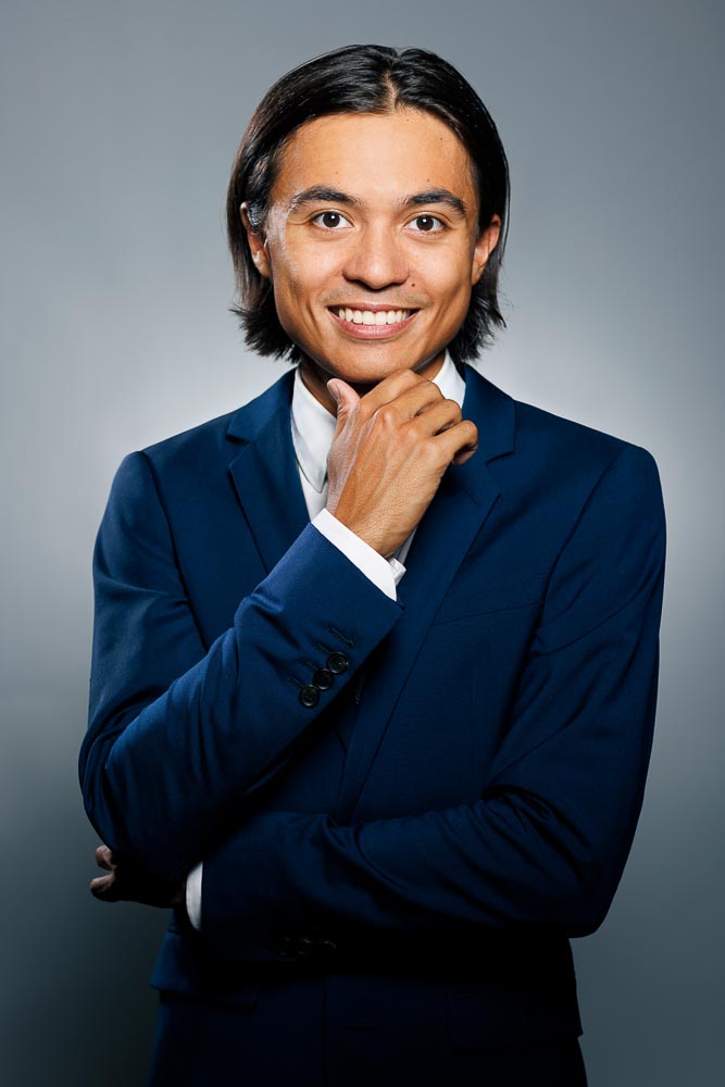 Sourire naturel sur fond simple pour renforcer la crédibilité professionnelle