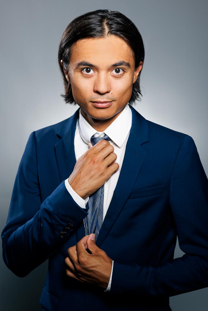 Cadrage serré sur un visage confiant avec un éclairage doux et uniforme