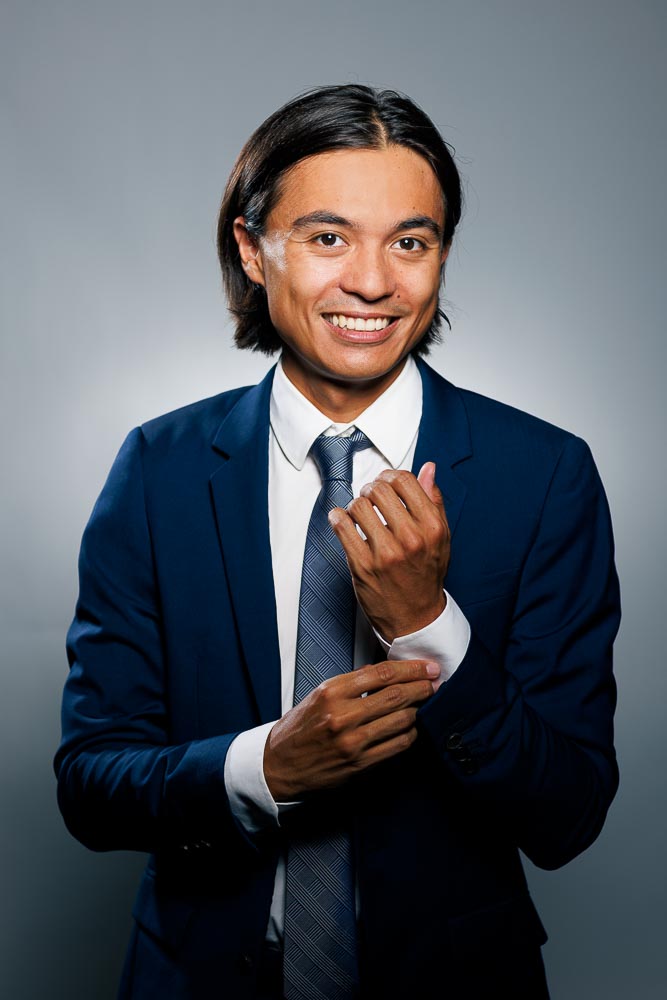 Visage bien éclairé montrant un professionnel à l’attitude ouverte et calme