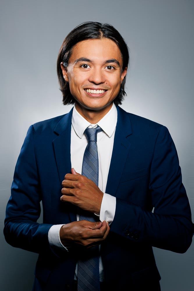 Profil professionnel sérieux avec expression naturelle et arrière-plan épuré