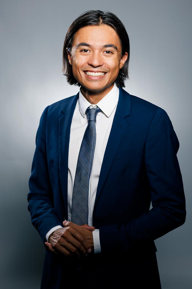 Visage authentique présenté sur un fond simple, symbole de professionnalisme