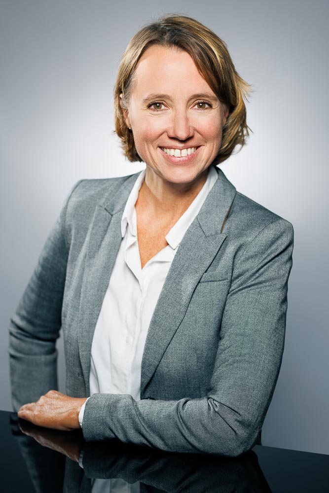 Photographe professionnel accompagne médecin pendant séance photo Doctolib avec conseils posture et expression faciale