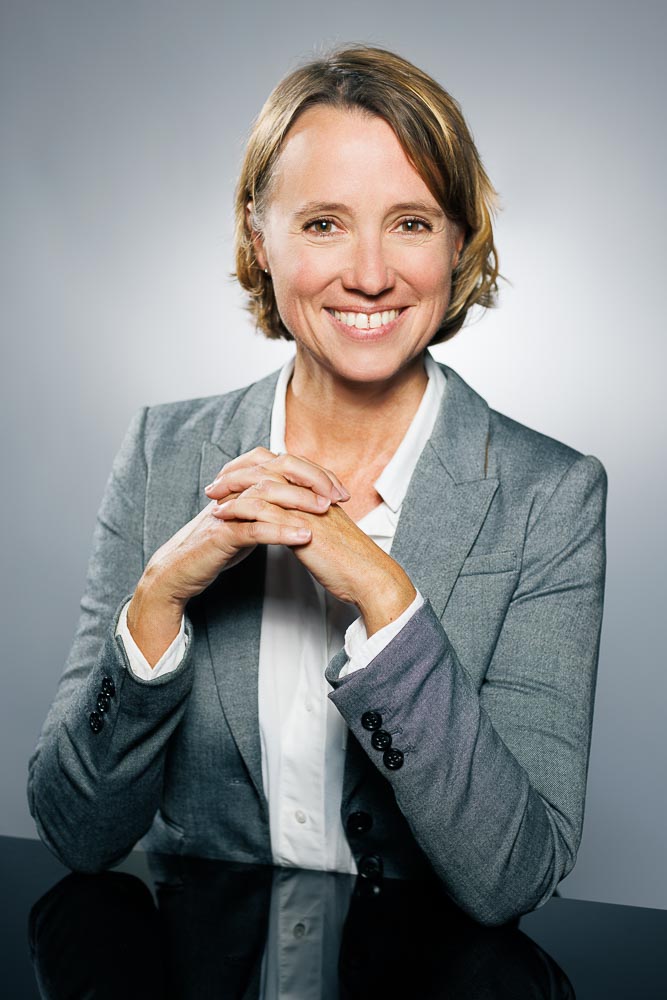 Séance photo personnalisée pour professionnels de santé avec accompagnement posture, regard et expression faciale optimisés