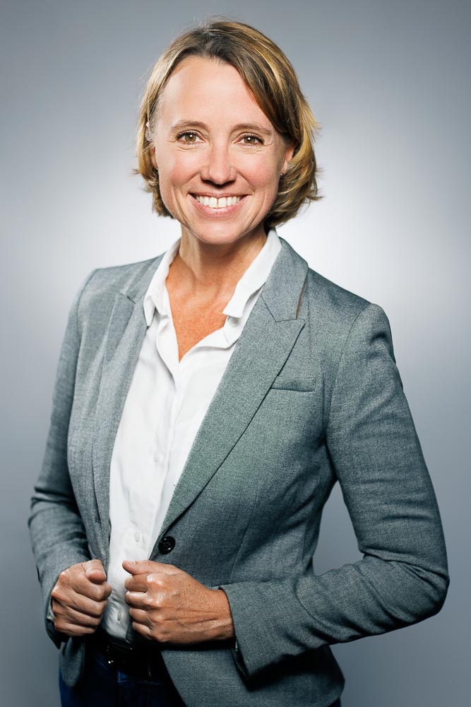 Photographe professionnel accompagnant un médecin pendant une séance photo pour Doctolib, conseils personnalisés inclus