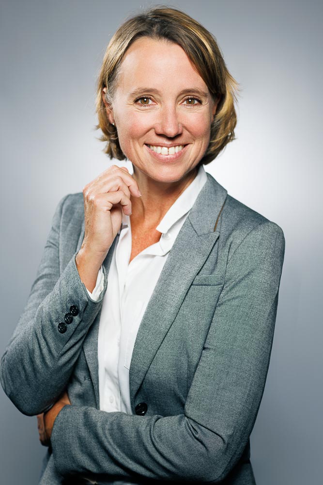 Photographe professionnel accompagne médecin pendant séance photo pour un portrait naturel et rassurant sur Doctolib