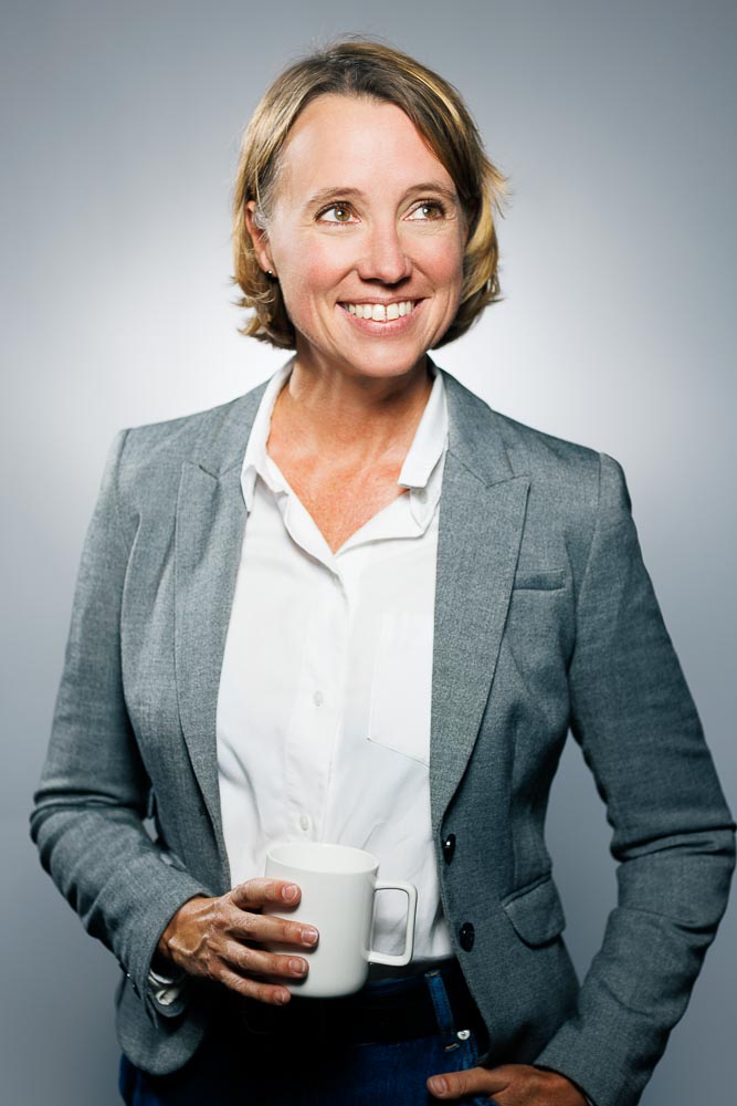 Photographe professionnel accompagnant un médecin lors d’une séance photo Doctolib avec conseils personnalisés et posture optimale