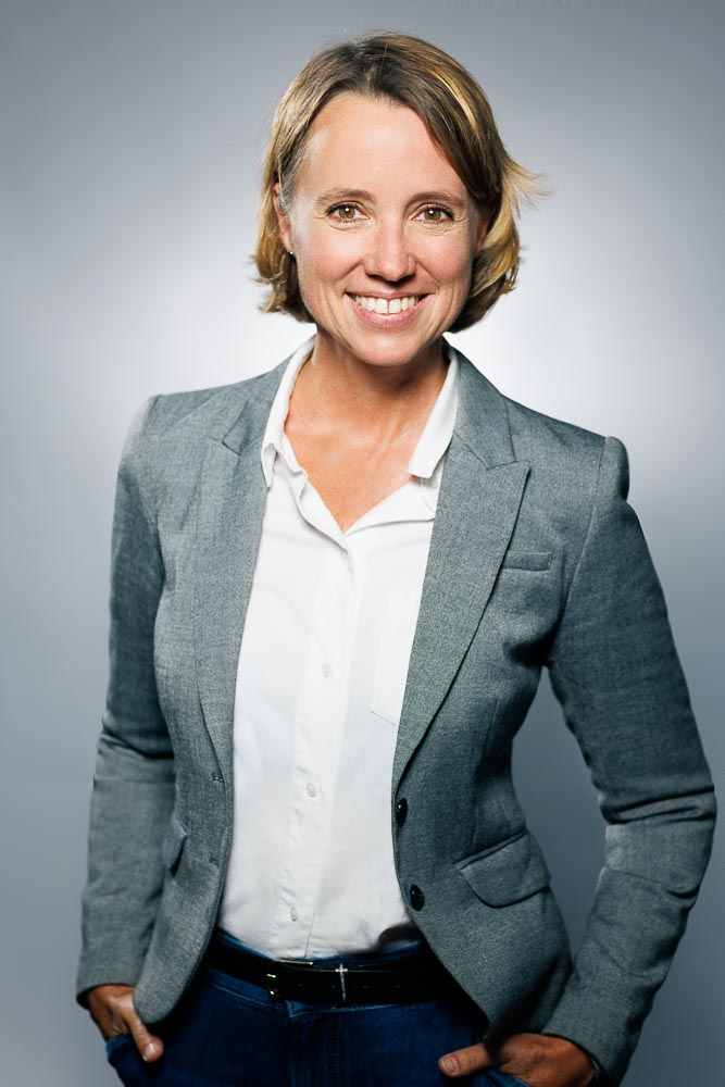 Séance photo personnalisée pour médecin avec conseils posture visage et tenue vestimentaire en temps réel