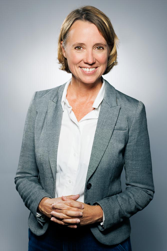 Photographe professionnel accompagne médecin Doctolib pour séance photo personnalisée avec conseils posture et expression