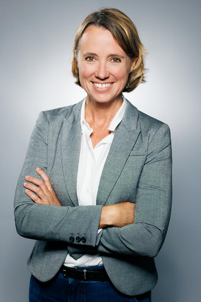 Photographe professionnel guidant un médecin lors d’une séance photo personnalisée sur Doctolib pour un rendu naturel