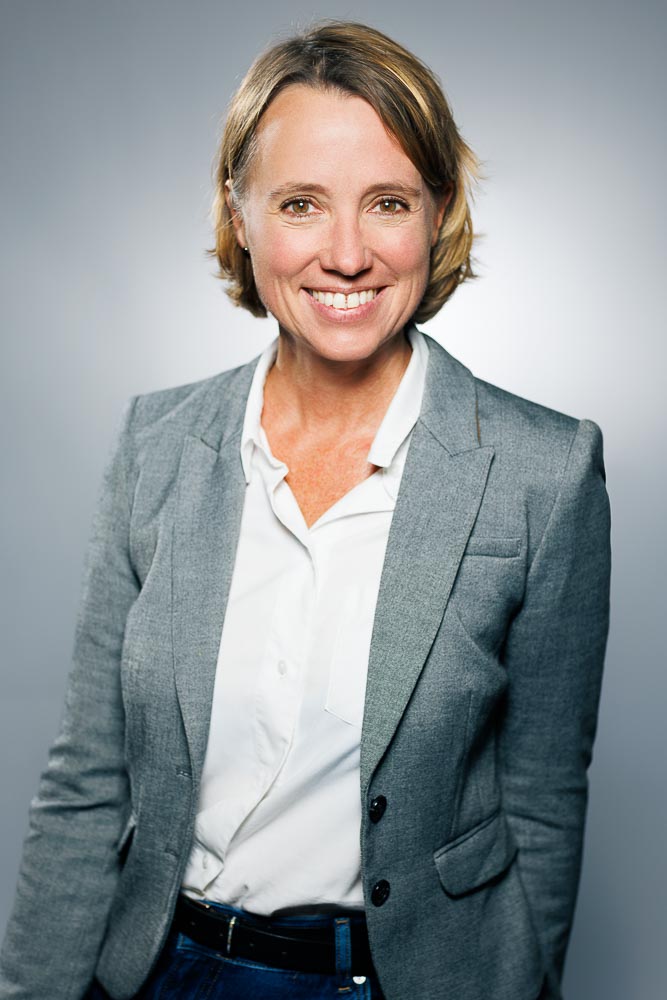 Photographe professionnel guidant un médecin pendant une séance photo pour images Doctolib réussies et naturelles