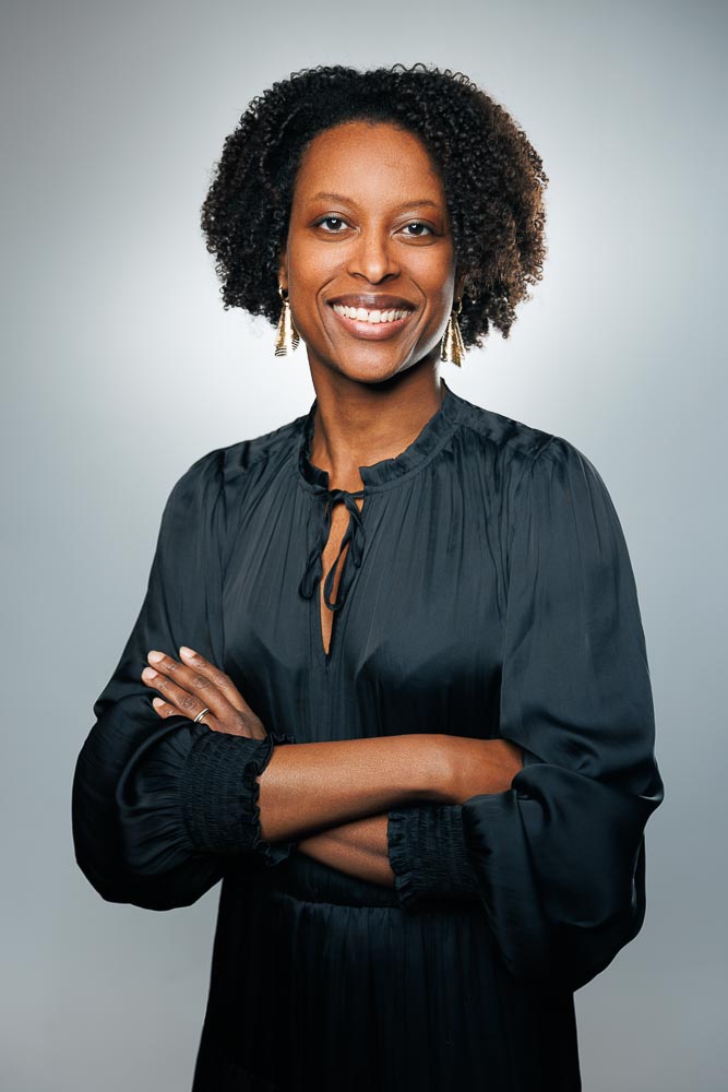 Image finale d’avocate avec un éclairage naturel et fond simple adapté à la communication pro