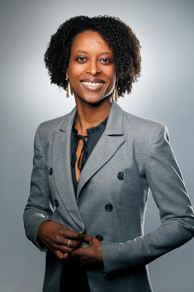Capturer la posture et le regard d’une avocate pour un portrait professionnel à Paris