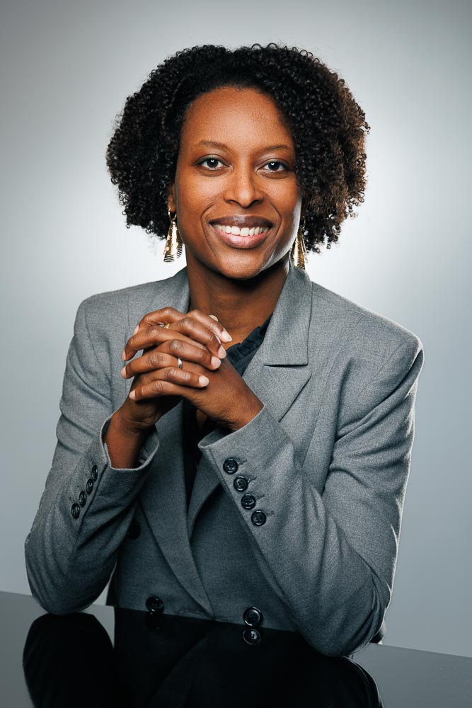 Portrait formel d’avocat en tenue professionnelle avec expression posée et confiante