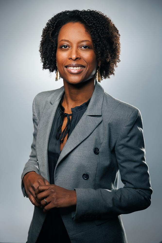 Portrait avocat en studio à Paris avec éclairage soigné pour un rendu naturel et professionnel