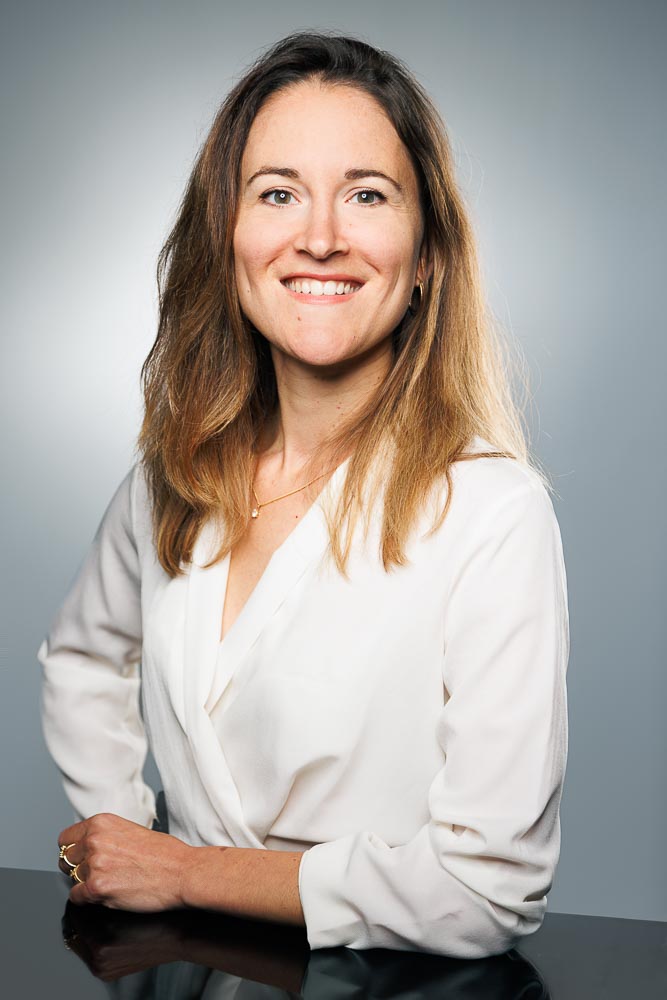 Visage expressif avec regard assuré, soutien idéal pour un réseau professionnel