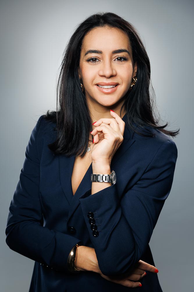 Image soignée d’une consultante avec posture engageante pour réseaux professionnels