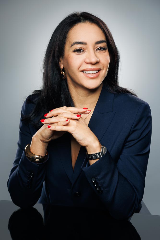 Portrait digital sur fond neutre avec lumière douce, parfait pour profils freelances