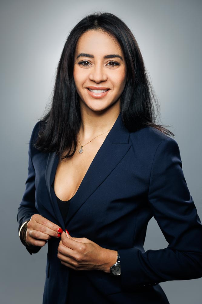 Expression ouverte et regard direct, idéal pour renforcer la crédibilité sur LinkedIn