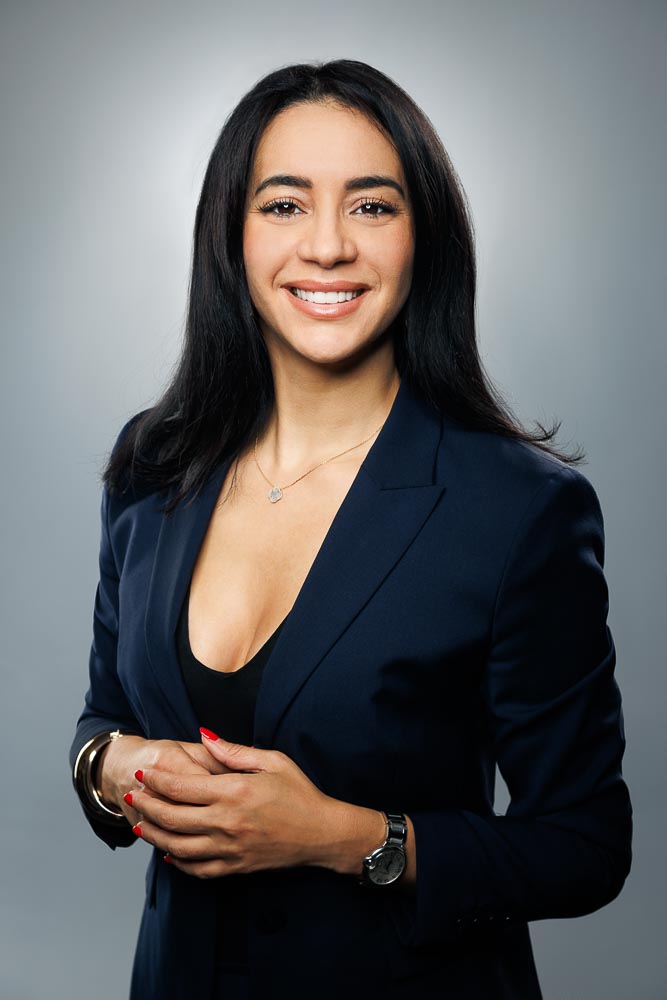 Portrait en studio avec expression confiante adapté aux cadres et entrepreneurs sur LinkedIn