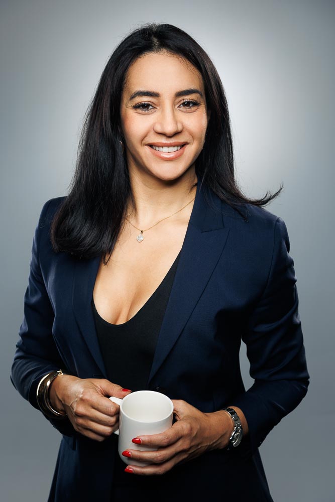 Portrait professionnel élégant avec retouches légères optimisées pour profils en ligne