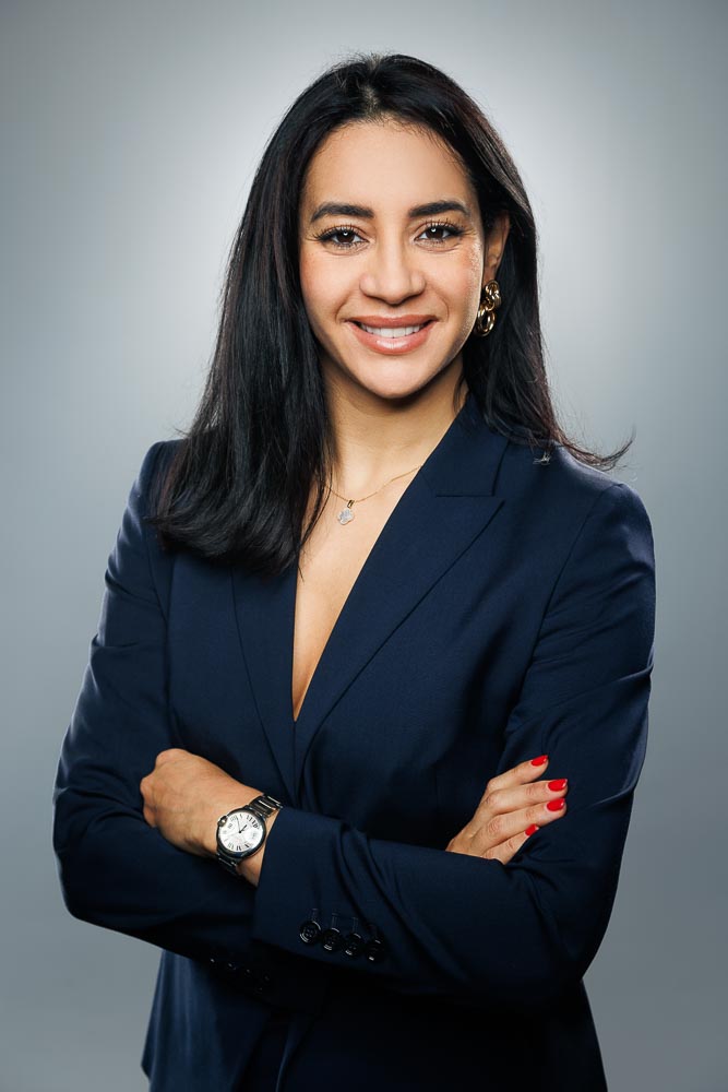 Portrait personnalisé avec posture décontractée pour un rendu authentique et professionnel