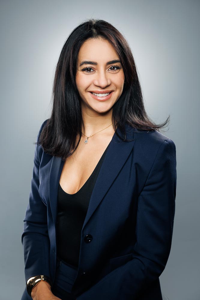 Visage souriant en lumière naturelle capturé dans notre studio photo LinkedIn à Paris