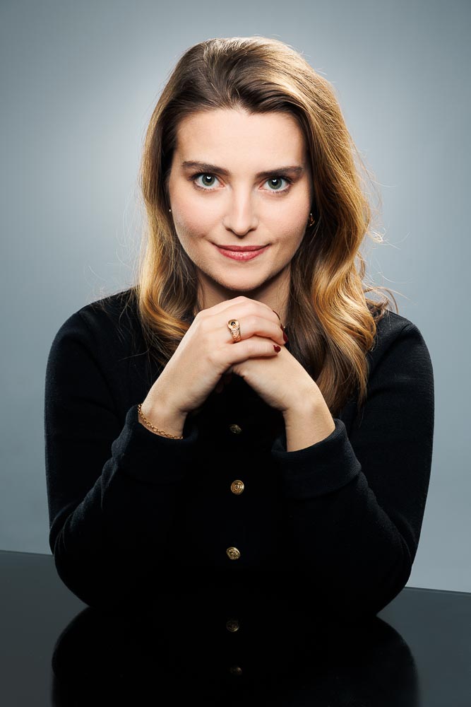 Profil professionnel avec posture droite exprimant compétence et engagement.