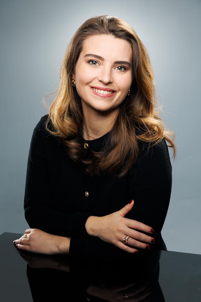 Portrait en lumière naturelle mettant l’accent sur une allure professionnelle soignée.