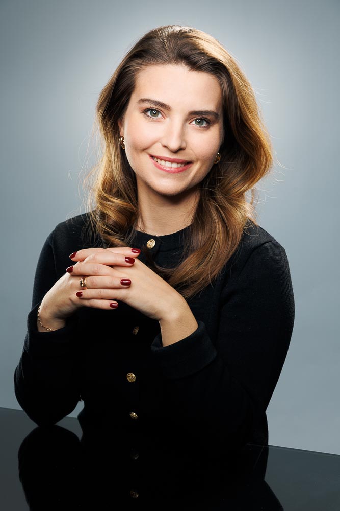 Cadrage serré sur le visage avec lumière douce valorisant les traits naturels.