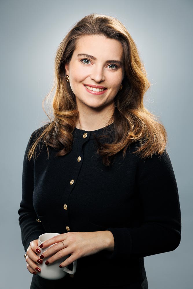 Portrait moderne favorisant l’authenticité et la proximité dans un cadre professionnel.