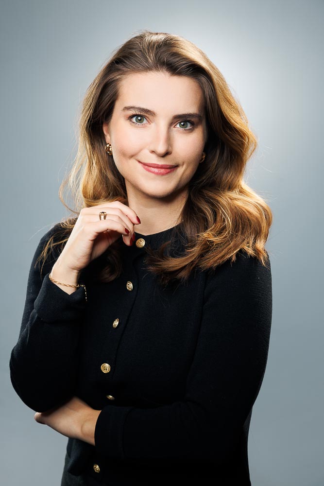 Expression posée reflétant crédibilité et confiance en soi pour profils professionnels.