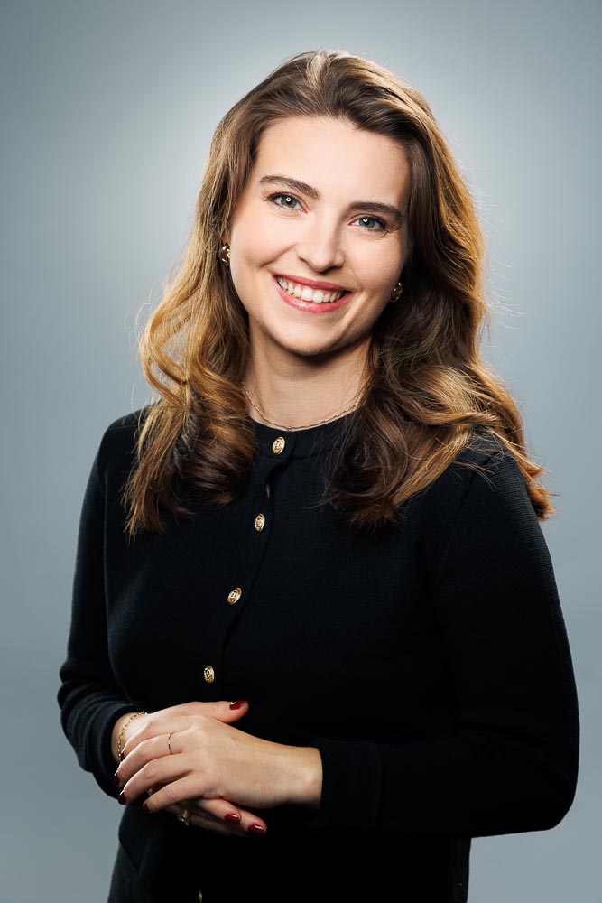 Portrait dynamique soulignant la personnalité chaleureuse et accessible.