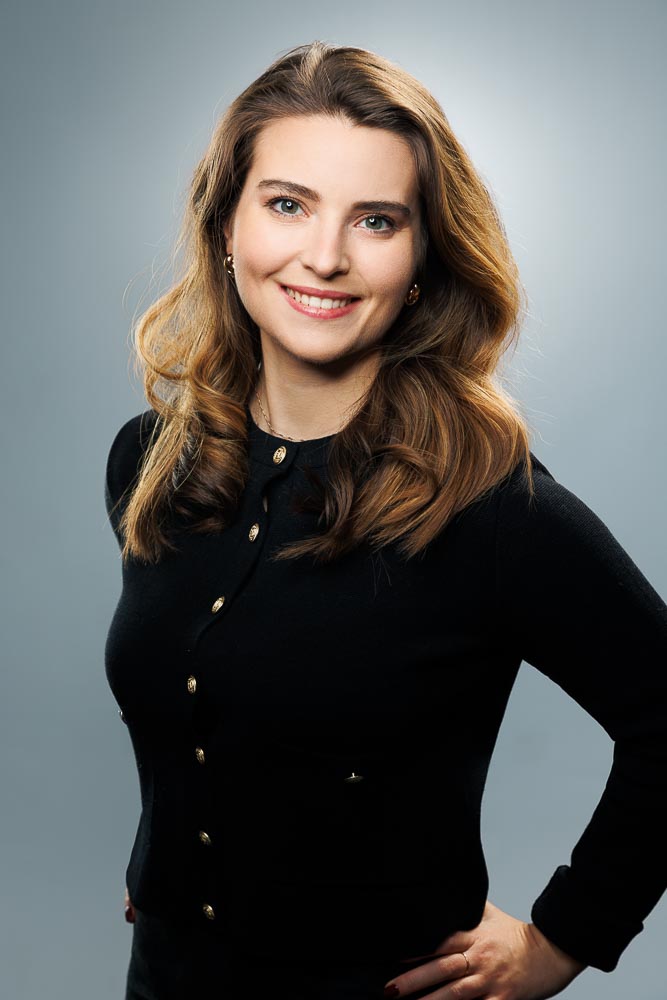 Femme souriante en portrait mettant en avant empathie et professionnalisme.