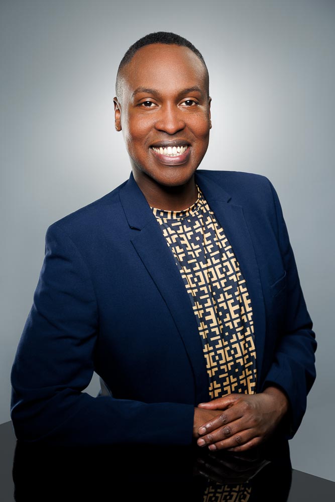 Stylistique créative favorisant une approche expressive et authentique du sujet.