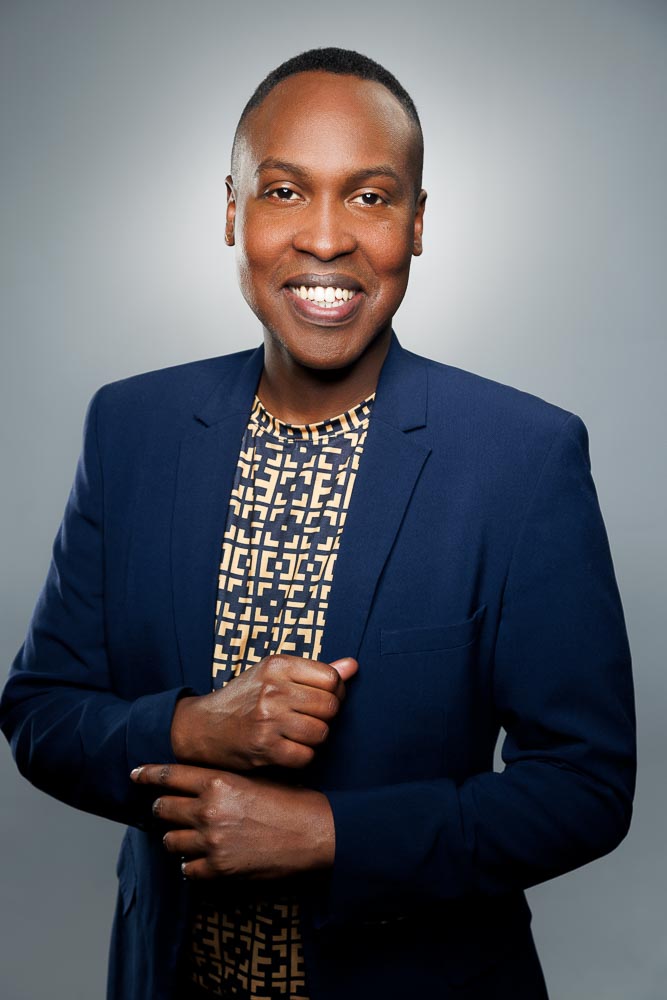 Portrait contemporain avec pose détendue et lumière moderne pour communication actuelle.