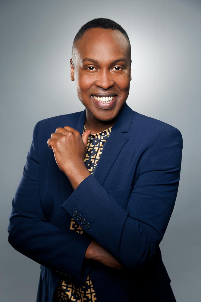 Image sobre d’un professionnel en tenue adaptée sur un fond uni et éclairage délicat.