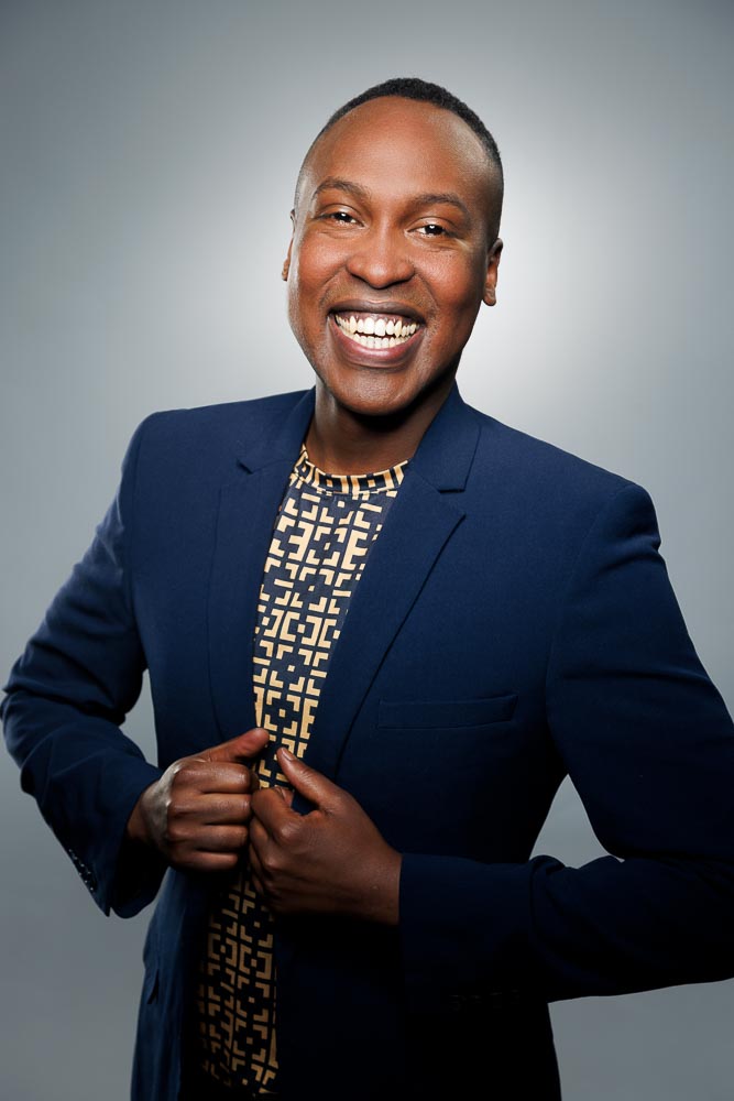 Portrait moderne capturant une pose naturelle, symbole d'énergie et de dynamisme.