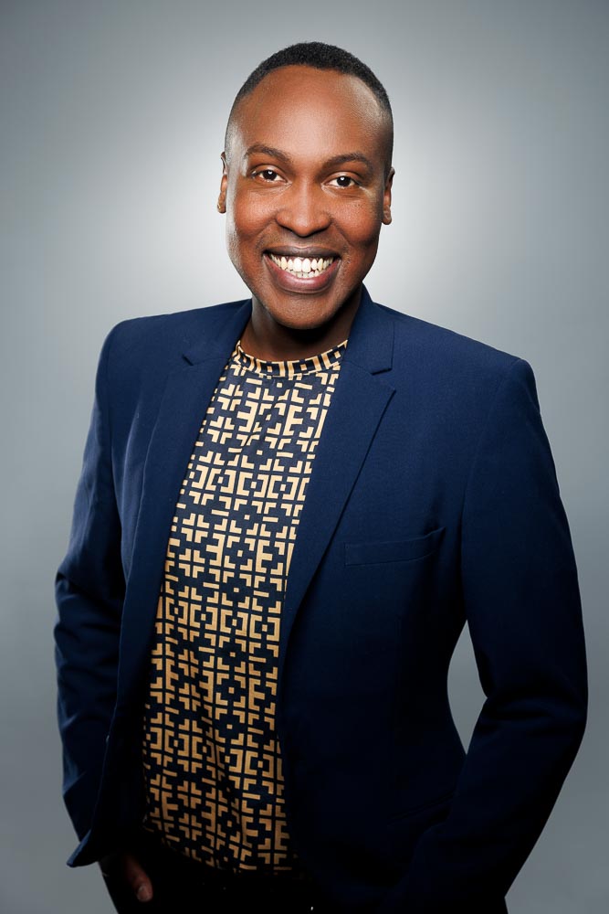 Pose naturelle et spontanéité pour portrait dynamique, idéal secteur tech ou marketing.