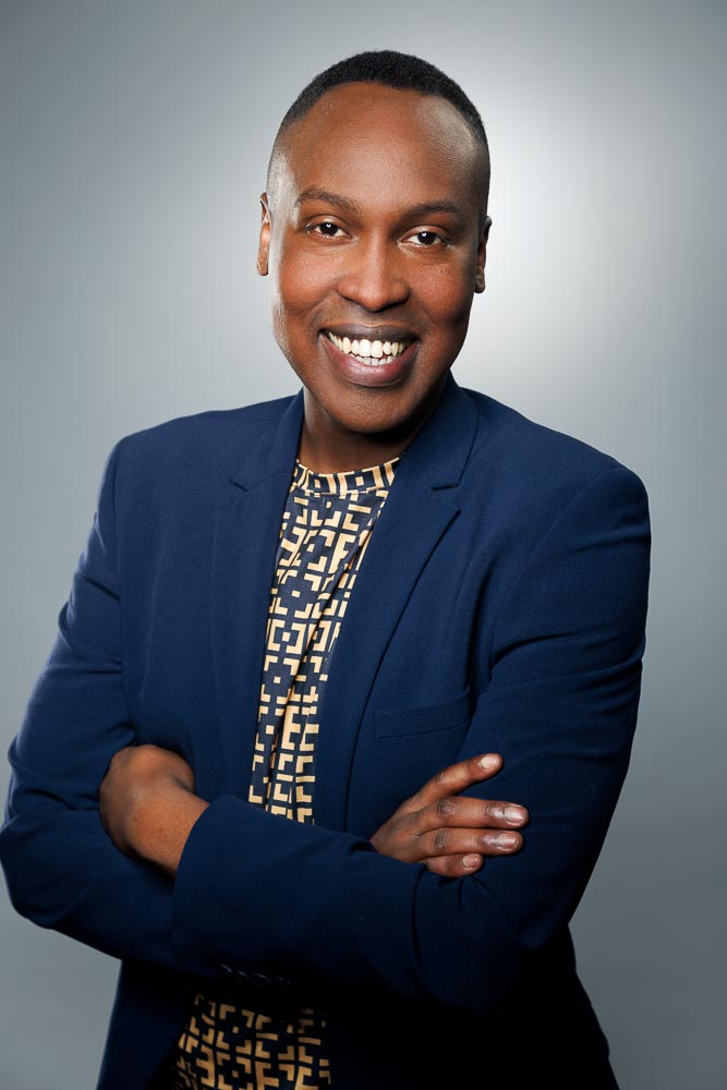 Portrait élégant combinant sobriété, clarté et tenue professionnelle classique.