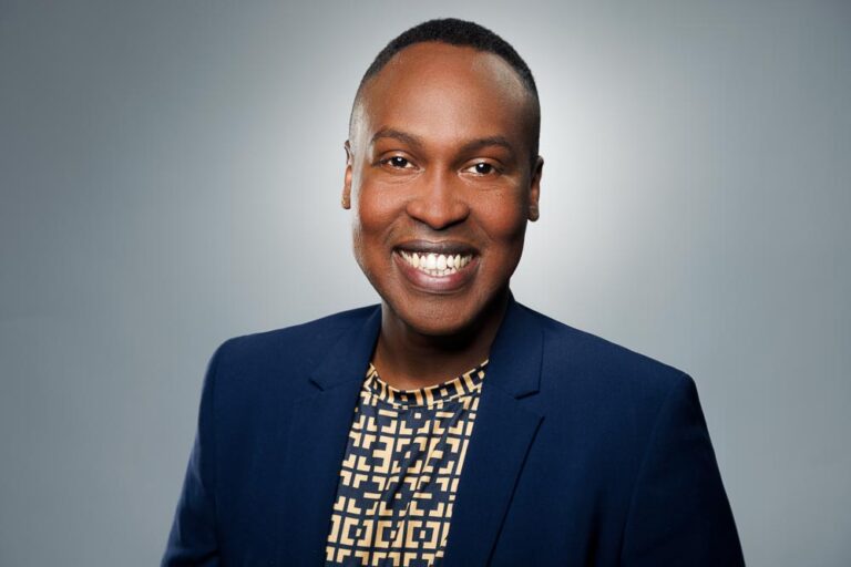 Représentation d’un cadre supérieur avec posture confiante, adaptée aux profils seniors.