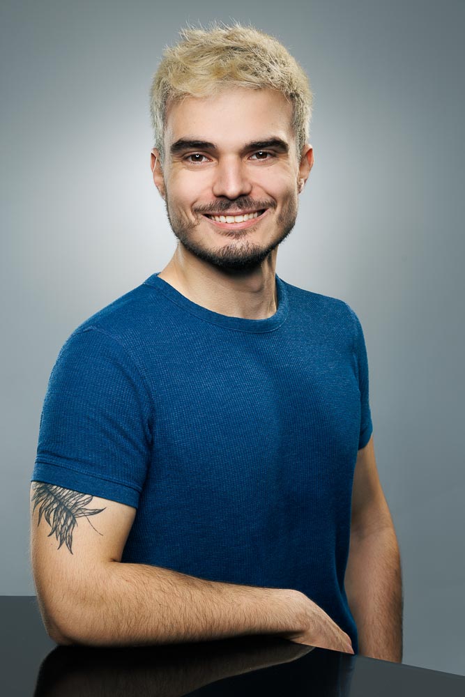 Homme face à l’objectif sous lumière contrôlée, expression professionnelle sans crispation