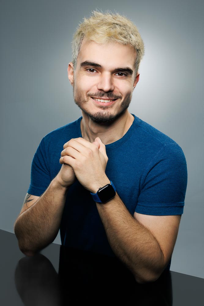 Portrait avec posture détendue et regard crédible, préparé dans un studio photo à Paris