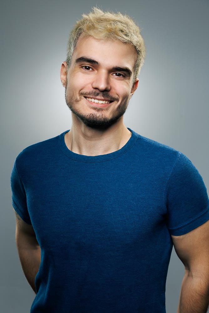 Cadrage serré d’un homme en chemise claire, ambiance sobre pour usage sur LinkedIn