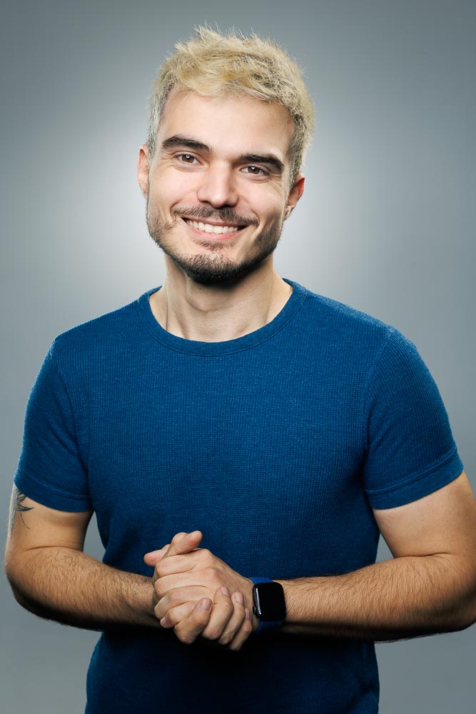 Homme en posture naturelle, éclairage studio maîtrisé, tenue adaptée pour CV professionnel