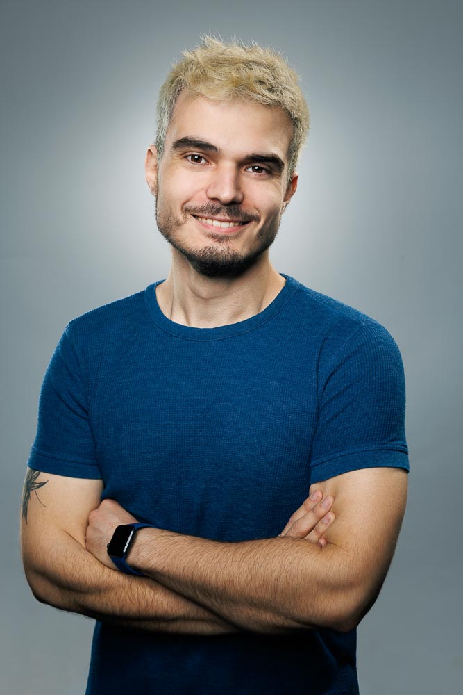 Portrait professionnel homme en costume sobre avec fond neutre, expression confiante à Paris