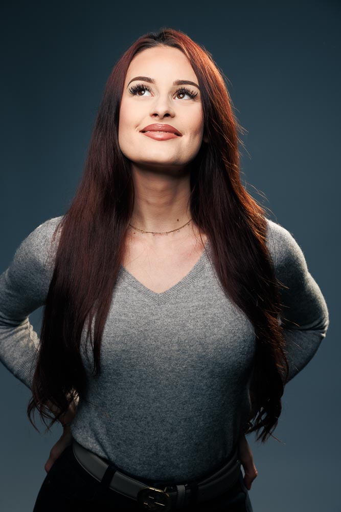 Séance en studio avec guidance sur le regard et la gestuelle pour un rendu valorisant et authentique