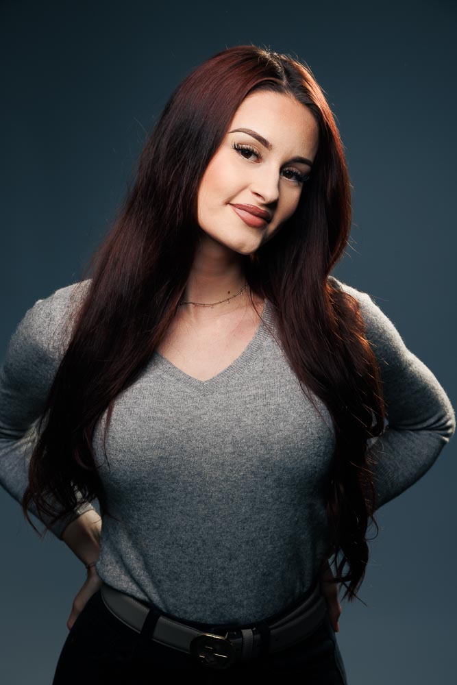 Expression naturelle capturée pour portrait professionnel, alliant sérieux et approche accessible