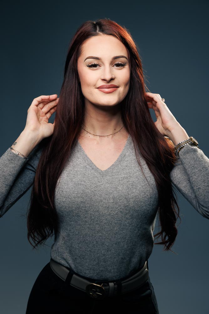 Modèle féminin en posture élégante, réalisée lors d'une séance photo corporate en studio parisien