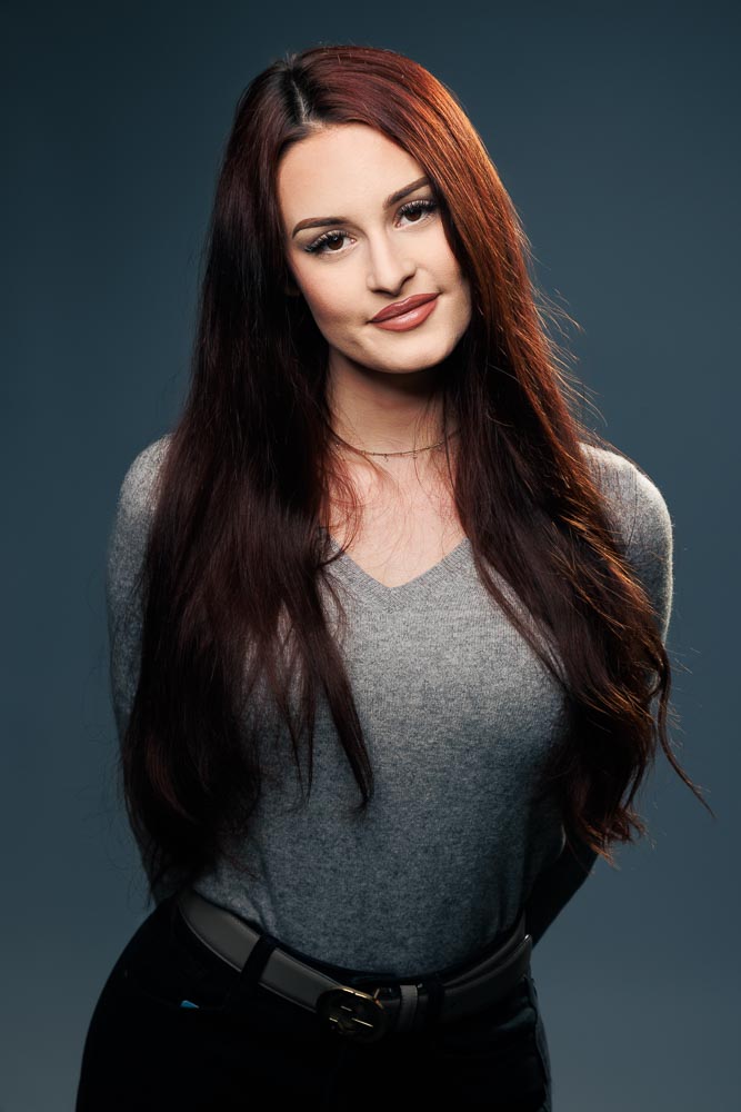 Portrait moderne et épuré réalisé dans un studio équipé d’un éclairage professionnel à Paris