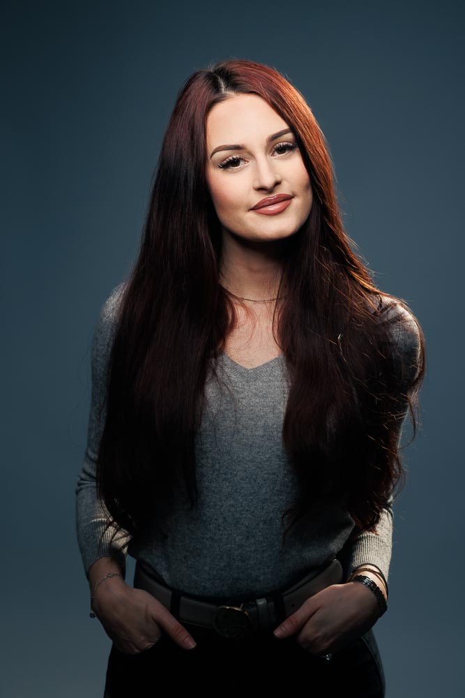 Captation soignée en intérieur avec éclairage doux, mettant en valeur la personnalité professionnelle